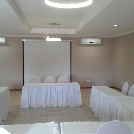 Larissa Hotel Maun Bagian luar foto