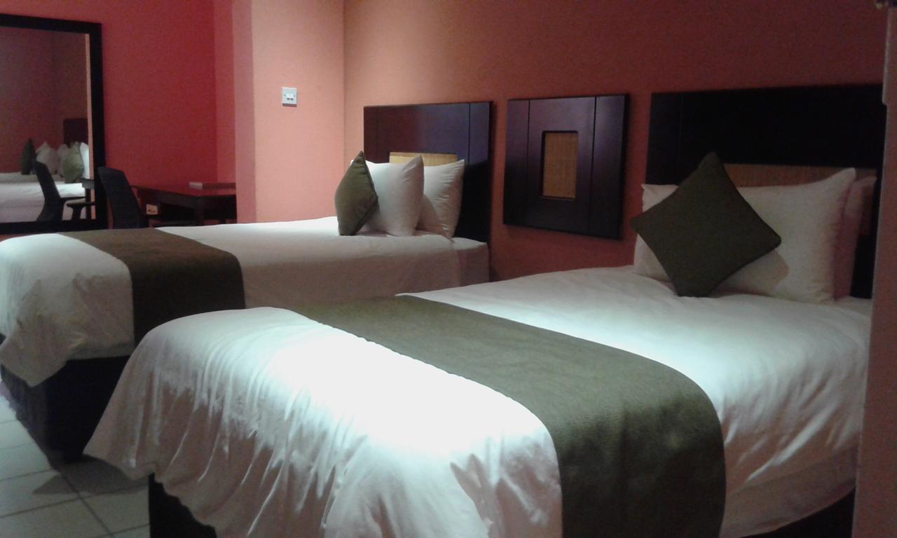 Larissa Hotel Maun Bagian luar foto