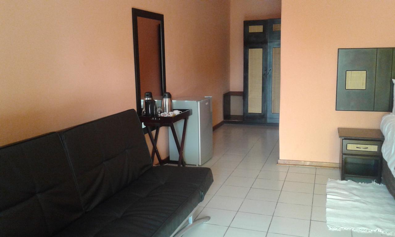 Larissa Hotel Maun Bagian luar foto