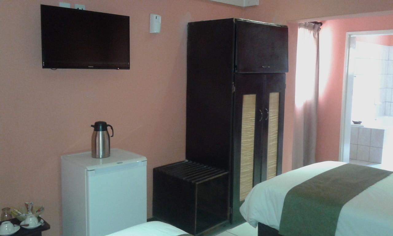 Larissa Hotel Maun Bagian luar foto