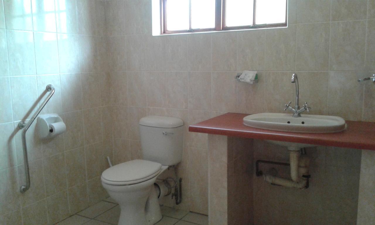 Larissa Hotel Maun Bagian luar foto