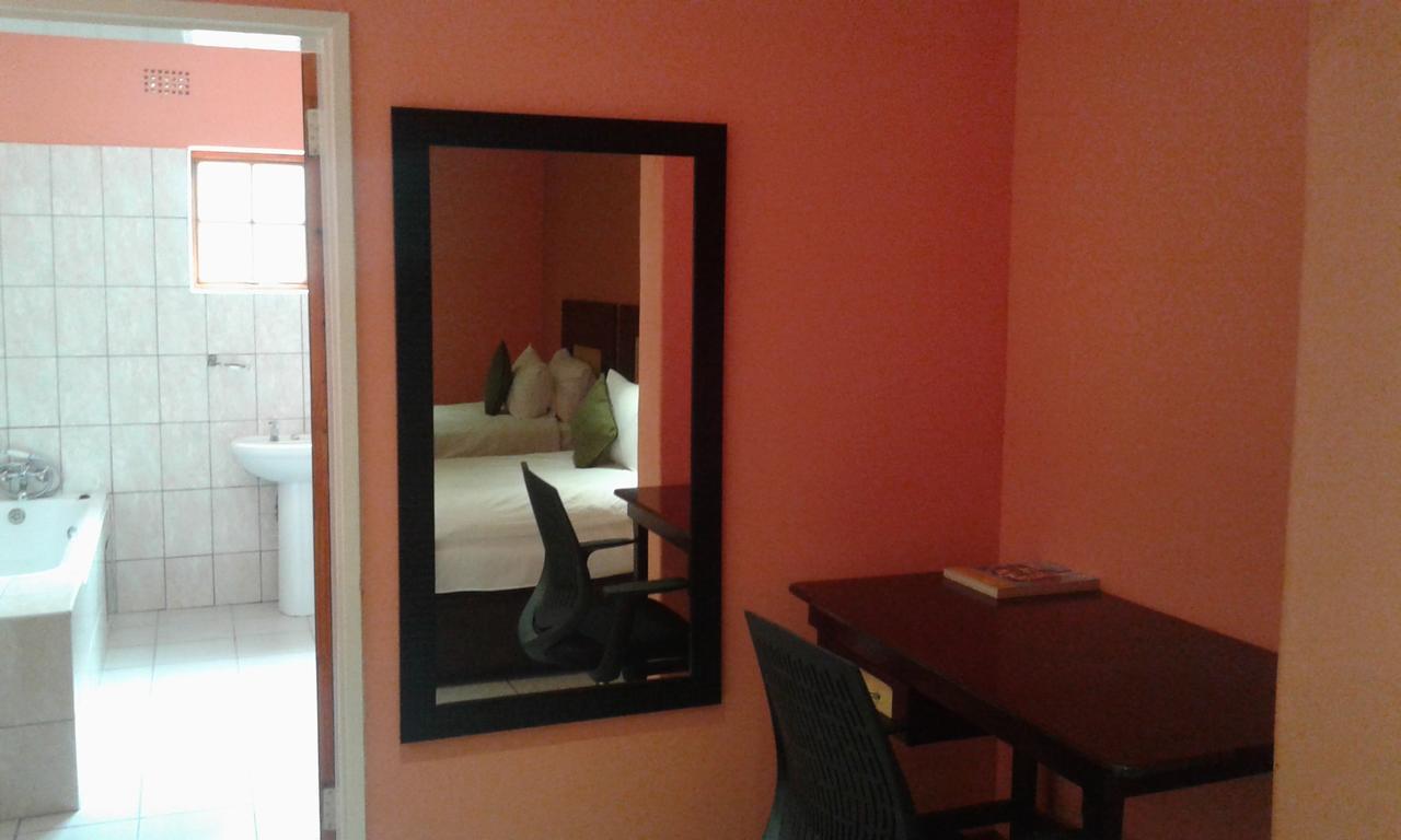 Larissa Hotel Maun Bagian luar foto