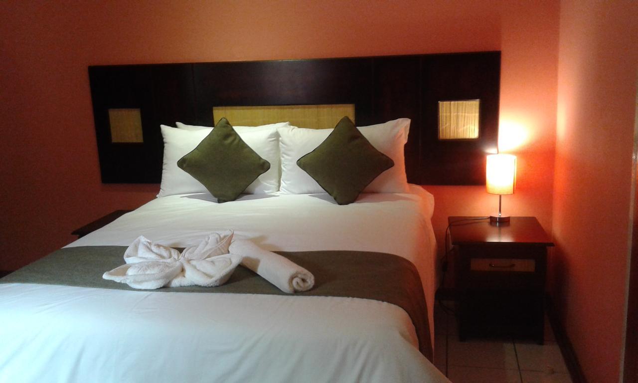 Larissa Hotel Maun Bagian luar foto