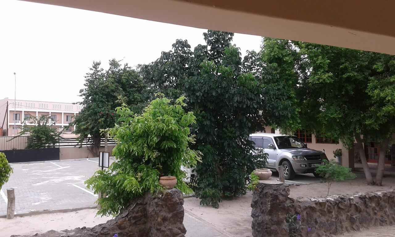 Larissa Hotel Maun Bagian luar foto